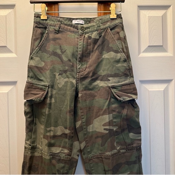 Aritzia Cargo Pants - Picture 4 of 5